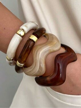 Elegant Wave Resin Bangle Set in Cream, Amber & Brown